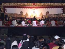 Pagelaran Wayang Kulit Bertema Persatuan Tutup Pringsewu Cultural Festival Pagelaran Wayang Kulit Bertema Persatuan Tutup Pringsewu Cultural Festival