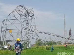 Tiang SUTT di Klaten Roboh Tersapu Lisus, PLN Pasang Tower Emergency Tiang SUTT di Klaten Roboh Tersapu Lisus, PLN Pasang Tower Emergency