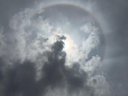 Fenomena Halo Matahari Terjadi di Langit Palembang, Begini Penampakannya