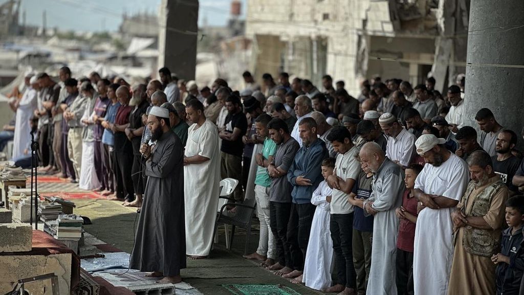 Azan Kembali Bergema di Gaza: Warga Salat Jumat di Masjid Usai Gencatan Senjata Azan Kembali Bergema di Gaza: Warga Salat Jumat di Masjid Usai Gencatan Senjata