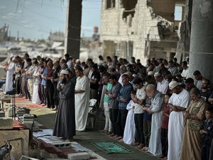 Azan Kembali Bergema di Gaza: Warga Salat Jumat di Masjid Usai Gencatan Senjata Azan Kembali Bergema di Gaza: Warga Salat Jumat di Masjid Usai Gencatan Senjata