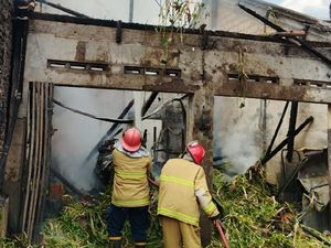Tak Kenal Batas, Saat Damkar Ciamis Padamkan Api Ruko di Cilacap