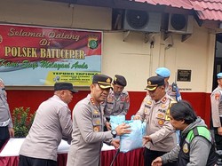 Polisi di Kota Tangerang Berbagi dengan Ojol, Gelar Baksos di Slum Area