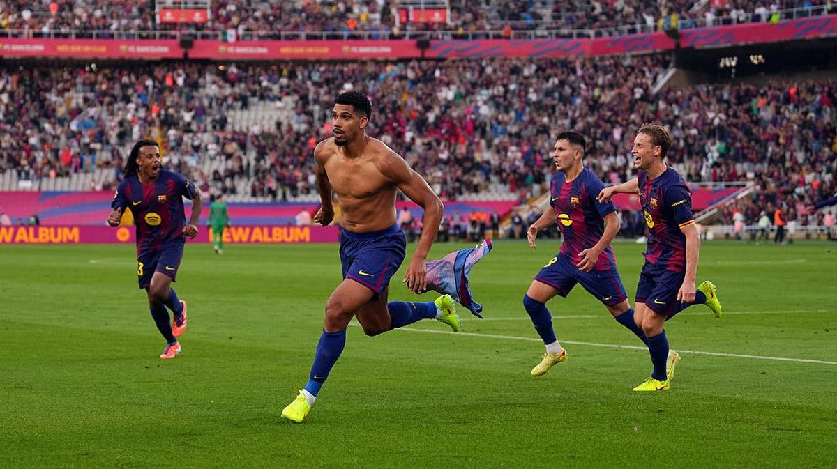 Para pemain Barca mengejar Araujo (lepas baju) yang mencetak gol ke gawang Girona. Foto: Getty Images/Alex Caparros