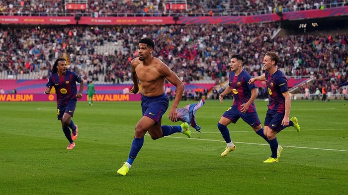 BARCELONA, SPAIN - OCTOBER 18: Ronald Araujo of FC Barcelona celebrates scoring his teams second goal during the LaLiga EA Sports match between FC Barcelona and Girona FC at Spotify Camp Nou on October 18, 2025 in Barcelona, Spain. (Photo by Alex Caparros/Getty Images)