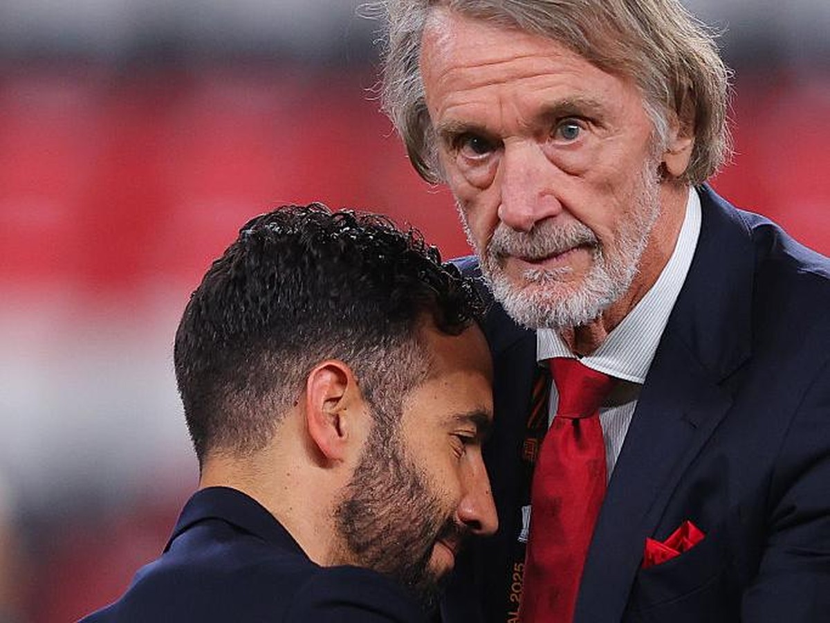 Momen Amorim (kiri) dihibur Sir Jim Ratcliffe usai MU kalah di final Liga Europa pada Mei lalu. Foto: Getty Images/James Gill - Danehouse