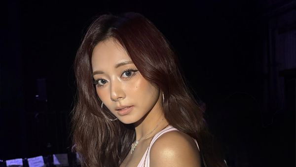 7 Gaya Tzuyu TWICE Pakai Lingerie Ungu di Victorias Secret Show, Bikin Heboh