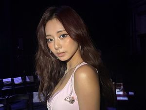 7 Gaya Tzuyu TWICE Pakai Lingerie Ungu di Victorias Secret Show, Bikin Heboh