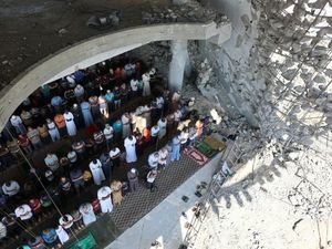 Saat Azan Kembali Berkumandang di Gaza dan Warga Salat di Masjid Saat Azan Kembali Berkumandang di Gaza dan Warga Salat di Masjid