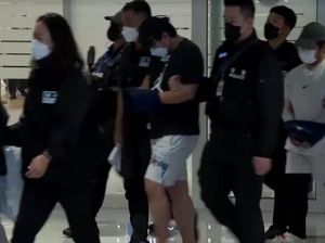 Video: Warga Korsel yang Ditahan di Kamboja Dipulangkan dengan Tangan Diborgol Video: Warga Korsel yang Ditahan di Kamboja Dipulangkan dengan Tangan Diborgol