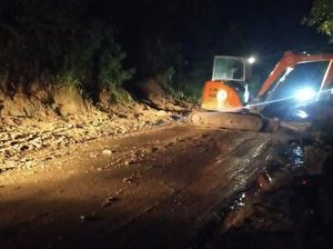 Tanah Longsor di OKU Selatan, Material Sempat Tutup Akses Jalan Tanah Longsor di OKU Selatan, Material Sempat Tutup Akses Jalan
