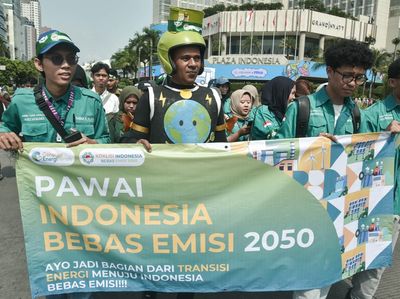 Aktivis Gaungkan Indonesia Bebas Emisi 2050 di Tengah Ramainya HBKB Jakarta