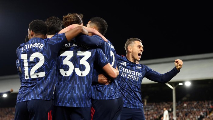 LONDON, ENGLAND - OCTOBER 18: Leandro Trossard of Arsenal celebrates scoring his teams first goal with teammates during the Premier League match between Fulham and Arsenal at Craven Cottage on October 18, 2025 in London, England. (Photo by Alex Pantling/Getty Images)
