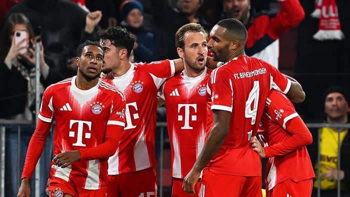 18 October 2025, Bavaria, Munich: Soccer: Bundesliga, Bayern Munich - Borussia Dortmund, Matchday 7, Allianz Arena, Michael Olise (l, Bayern Munich) celebrates with his teammates after scoring to make it 2-0. IMPORTANT NOTE: In accordance with the regulations of the DFL Deutsche Fußball Liga and the DFB Deutscher Fußball-Bund, it is prohibited to use or have used photographs taken in the stadium and/or of the match in the form of sequential images and/or video-like photo series. Photo: Sven Hoppe/dpa (Photo by Sven Hoppe/picture alliance via Getty Images)