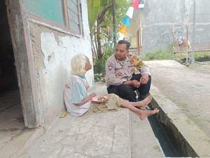 Potret Tulus Pak Bhabin Debong Kulon Rutin Sambangi Lansia di Tegal