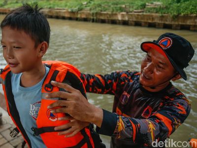 BPBD Jakarta Edukasi Anak-anak Soal Bahaya Bermain di Kalimalang