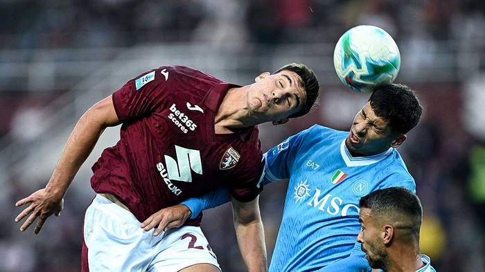 TURIN, ITALY - OCTOBER 18: Cesare Casadei of Torino competes for the ball with Mathias Olivera of Napoli during the Serie A match between Torino FC and SSC Napoli at Stadio Olimpico di Torino on October 18, 2025 in Turin, Italy. (Photo by Image Photo Agency/Getty Images)