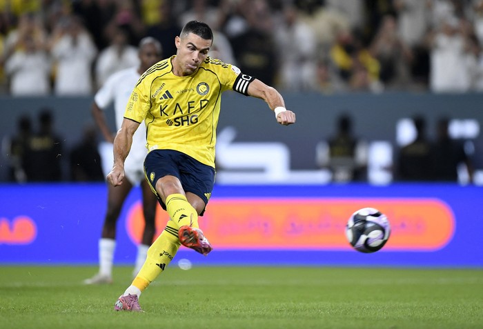 Soccer Football - Saudi Pro League - Al Nassr v Al Fateh - Al-Awwal Park, Riyadh, Saudi Arabia - October 18, 2025 Al Nassr's Cristiano Ronaldo misses a penalty REUTERS/Stringer