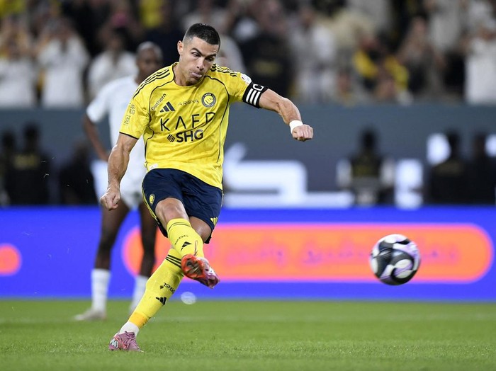 Soccer Football - Saudi Pro League - Al Nassr v Al Fateh - Al-Awwal Park, Riyadh, Saudi Arabia - October 18, 2025 Al Nassr's Cristiano Ronaldo misses a penalty REUTERS/Stringer