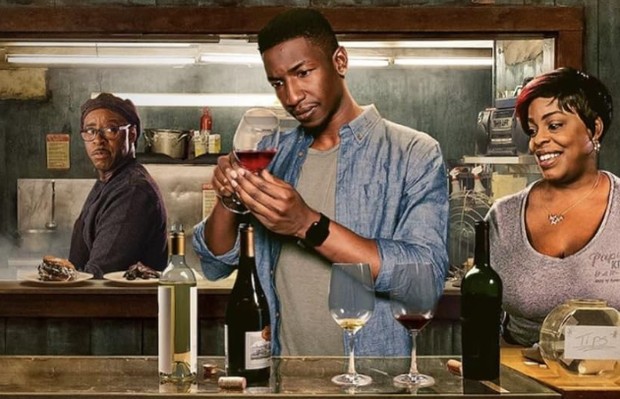 Uncorked bercerita tentang konflik antara impian dan ekspektasi keluarga di dunia wine. Film Netflix tentang makanan dan minuman yang hangat dan inspiratif.