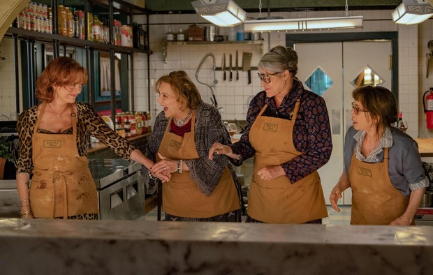 Nonnas menampilkan kehangatan dapur Italia dan cinta antar generasi. Film Netflix tentang makanan yang juga mengajarkan bagaimana makanan bisa menyatukan generasi dan menyembuhkan luka.