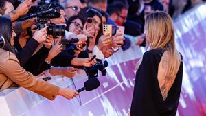 Angelina Jolie Pakai Gaun Backless, Tato Harimau Ngintip di Punggung