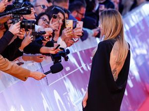 Angelina Jolie Pakai Gaun Backless, Tato Harimau Ngintip di Punggung Angelina Jolie Pakai Gaun Backless, Tato Harimau Ngintip di Punggung