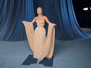 Video Kim Kardashian Tetap Full Make Up Meski Kepala Ditutup Topeng Kain Video Kim Kardashian Tetap Full Make Up Meski Kepala Ditutup Topeng Kain