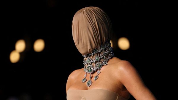 Foto: Si Paling Misterius, saat Kim Kardashian Tutup Wajah di Red Carpet