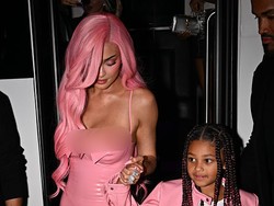 Gaya Kompak Kylie Jenner dan Stormi, Pakai Baju Lateks Serba Pink Gaya Kompak Kylie Jenner dan Stormi, Pakai Baju Lateks Serba Pink