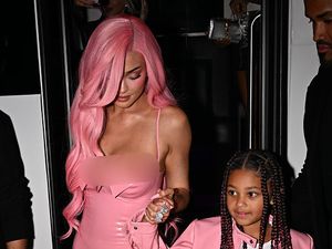 Gaya Kompak Kylie Jenner dan Stormi, Pakai Baju Lateks Serba Pink Gaya Kompak Kylie Jenner dan Stormi, Pakai Baju Lateks Serba Pink