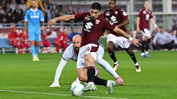 Giovanni Simeone TURIN, ITALY - OCTOBER 18: Giovanni Simeone of Torino FC scores the opening goal during the Serie A match between Torino FC and SSC Napoli at Stadio Olimpico di Torino on October 18, 2025 in Turin, Italy. (Photo by Chris Ricco/Getty Images)