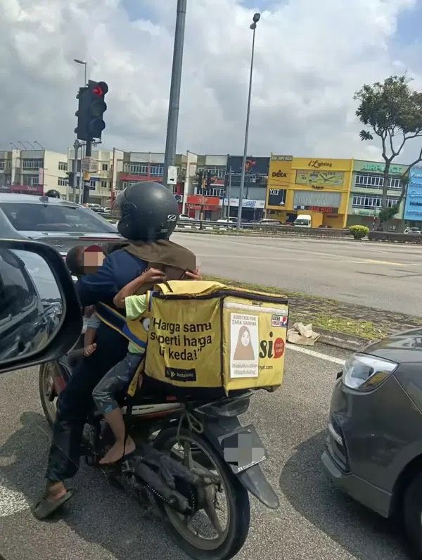 Perjuangan seorang ibu, Ibu Ini Bawa 3 Anak Saat Jadi Pengantar Makanan