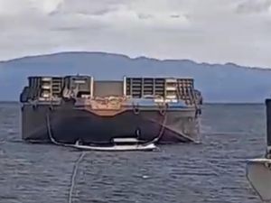 Kapal Tongkang Tabrak Longboat di Muna, 1 Orang Tewas-1 Hilang Kapal Tongkang Tabrak Longboat di Muna, 1 Orang Tewas-1 Hilang