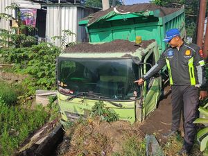Truk Pasir Hantam Warung Lalu Nyungsep di Selokan Pantura Kudus Truk Pasir Hantam Warung Lalu Nyungsep di Selokan Pantura Kudus