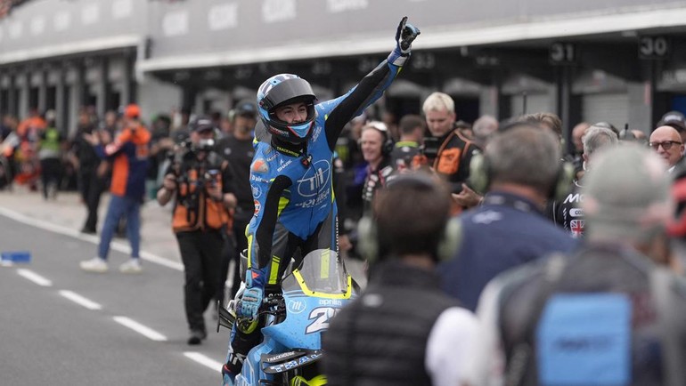 Dalam balapan sengit sepanjang 27 lap di Sirkuit Phillip Island, Fernandez mencatat waktu 39 menit 49,571 detik, mengungguli para pesaingnya dengan performa konsisten sejak awal lomba, di MotoGP Australia 2025, Minggu (19/10/2025). REUTERS/Asanka Brendon Ratnayake