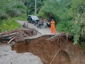 Jalan Putus Total di Simalungun, Anggota DPRD Sumut Minta Bobby Segera Perbaiki Jalan Putus Total di Simalungun, Anggota DPRD Sumut Minta Bobby Segera Perbaiki