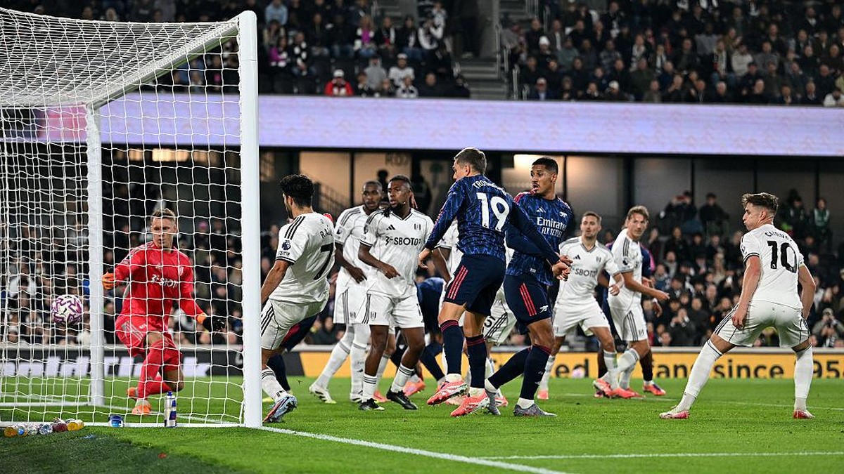 Momen gol Leandro Trossard. (Foto: Arsenal FC via Getty Images/David Price)
