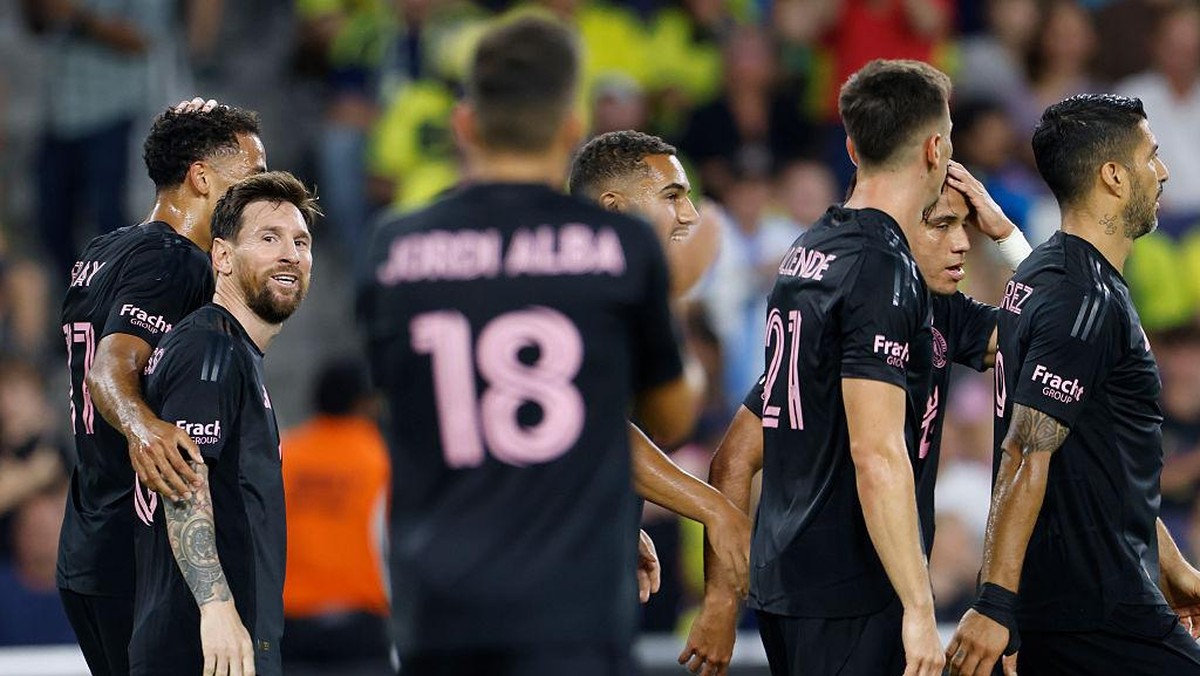 Messi (kedua dari kiri) merayakan gol keempat Inter Miami bersama rekan setimnya. Foto: Getty Images/Johnnie Izquierdo