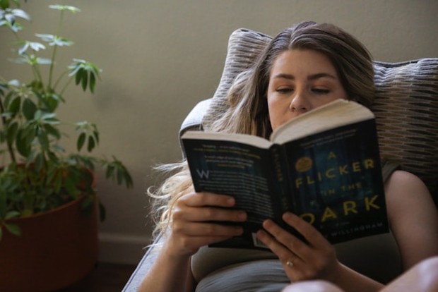 Membaca menjadi cara orang pintar menikmati hidup secara perlahan namun penuh makna/Foto: Unsplash/Giorgio Trovato Kebiasaan orang pintar sering kali terlihat sederhana, seperti membaca buku tebal di waktu luang. Namun di baliknya, mereka sedang melatih fokus, kepekaan emosi, dan empati. Aktivitas ini membuat pikiran mereka tetap tajam dan hati tetap tenang.