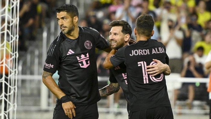 Lionel Messi kembali tampil gemilang saat Inter Miami menutup musim reguler MLS 2025 dengan kemenangan telak 5-2 atas Nashville di Geodis Park, Minggu (19/10/2025). Kapten tim asal Argentina itu mencetak tiga gol dan satu assist, sekaligus memastikan timnya finis di posisi ketiga klasemen wilayah timur dengan 65 poin. Reuters Connect/Steve Roberts