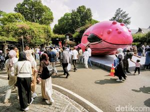 Video: Ada Paus Raksasa Terdampar di Pasar Seni ITB Video: Ada Paus Raksasa Terdampar di Pasar Seni ITB