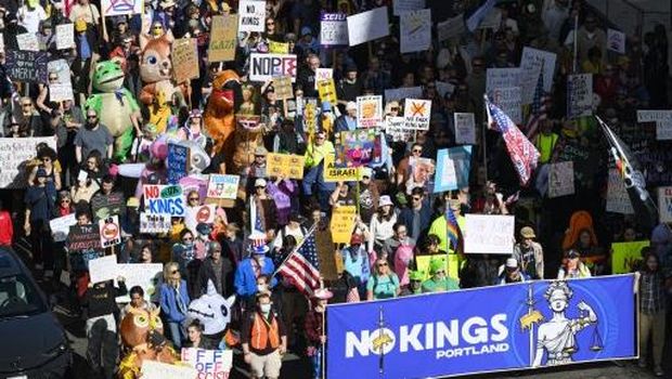 Penampakan massa demo memprotes  PORTLAND, OREGON - OCTOBER 18: Demonstrators march through downtown Portland during the