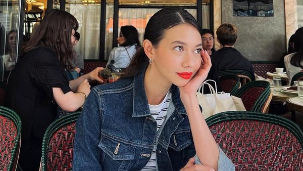 Pesona Yuki Kato Saat Santai di Kafe dan Masak Sayur Bayam
