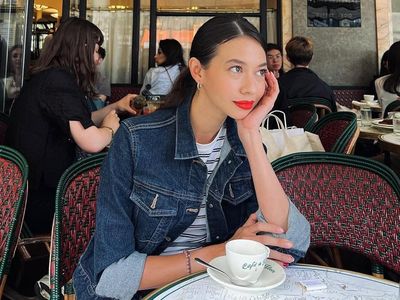 Pesona Yuki Kato Saat Santai di Kafe dan Masak Sayur Bayam