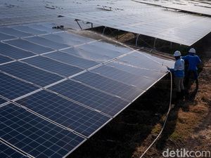 Menjaga Panel Surya Menerangi Rumah-rumah Warga