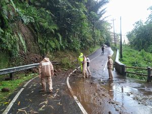Sat Set Polsek Baturraden Tangani Dampak Longsor di Banyumas