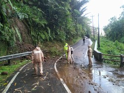 Sat Set Polsek Baturraden Tangani Dampak Longsor di Banyumas Sat Set Polsek Baturraden Tangani Dampak Longsor di Banyumas
