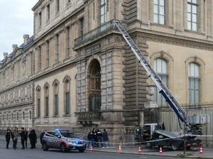Museum Louvre Dibobol Maling Dalam 7 Menit di Siang Bolong, Mahkota Hilang Museum Louvre Dibobol Maling Dalam 7 Menit di Siang Bolong, Mahkota Hilang