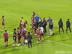 Selebrasi Ofisial Arema FC Usai Laga Bikin Pemain PSM Makassar Emosi